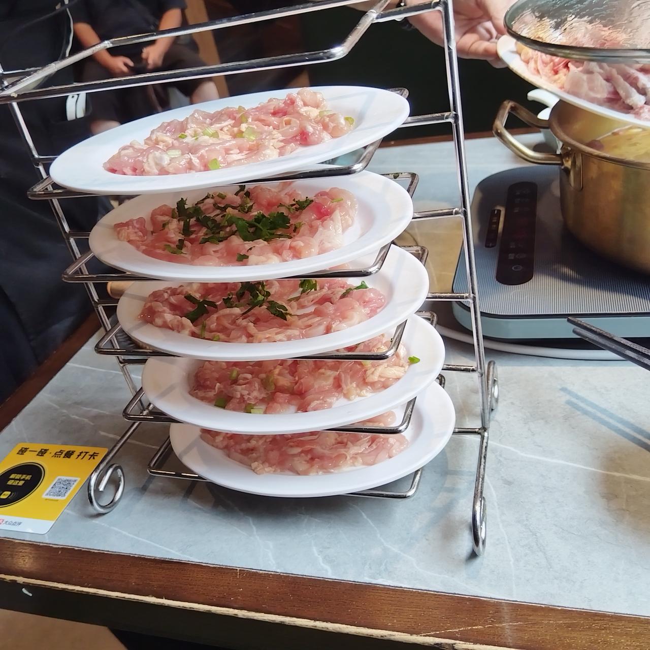 中午吃顿潮汕风味的火齐砂锅粥和鸡煲，潮汕火锅讲究清淡、新鲜和养生，味道不错。