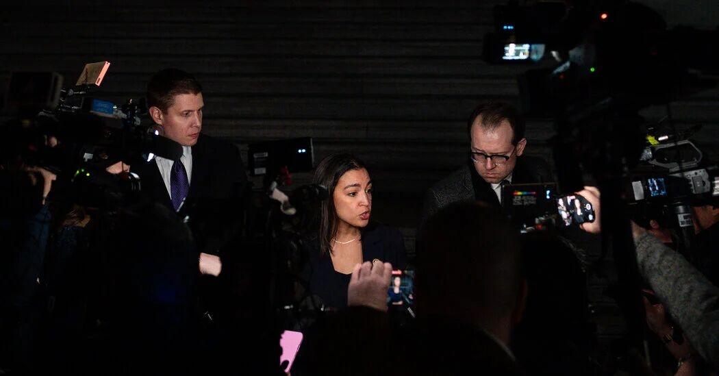 纽约州众议员亚AOC正逐步走向民主党更核心的位置。她一方面在舆论场上与万斯交锋，