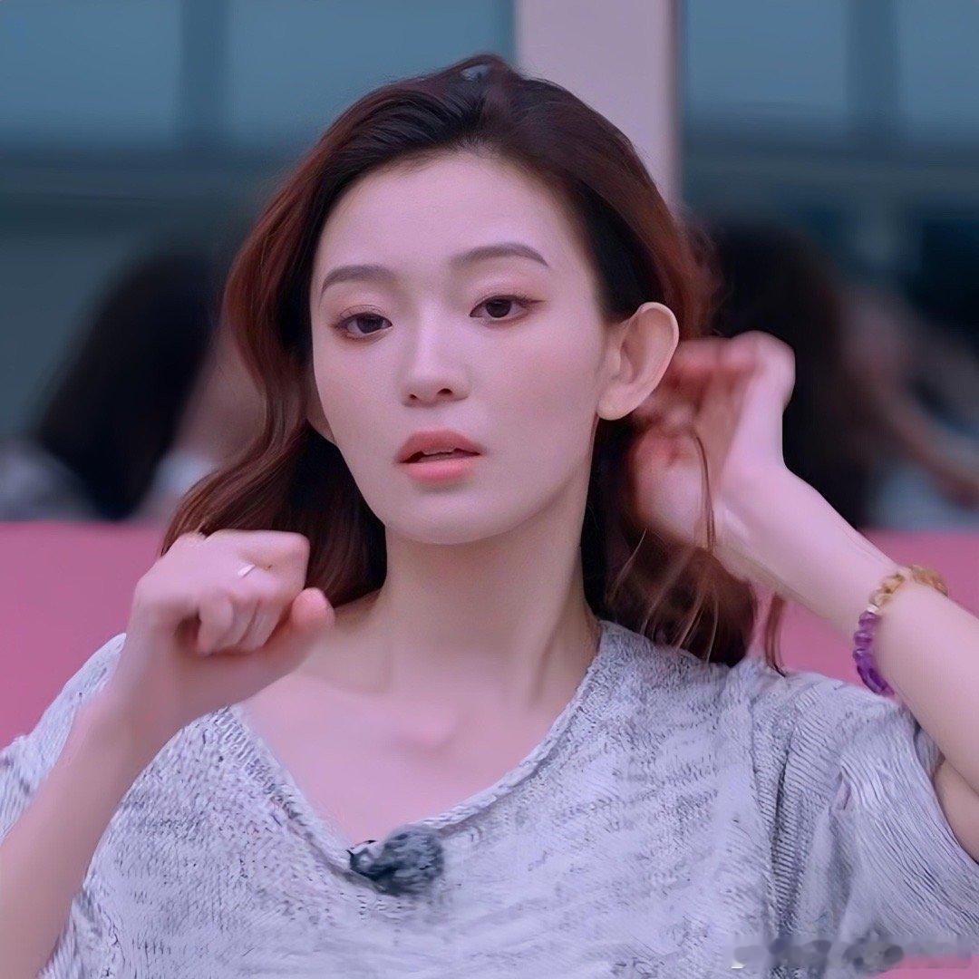 乘风2025浪姐后期把张小婉当哪国人整啊 后面舞台投票的时候，予彤祈祷嘴里碎碎念