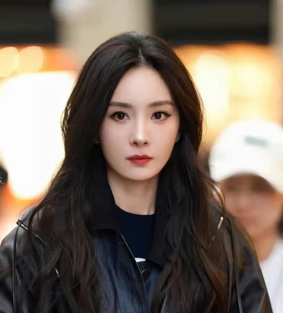 杨幂给所有想变美却总走弯路的女孩，提了个醒。3月2日，杨幂突然冲上热搜。这次不是