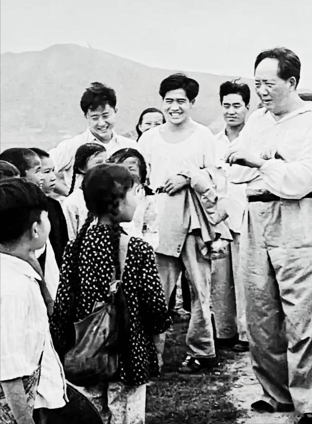 第一次见这张相片
都是毛主席的娃娃，毛主席热爱人民，人民永远爱戴他老人家！
毛主