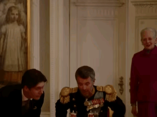 动图，丹麦的玛格丽特女王正式退位，哭泣离场。儿子坐上王位，得意一笑，完全不顾老娘