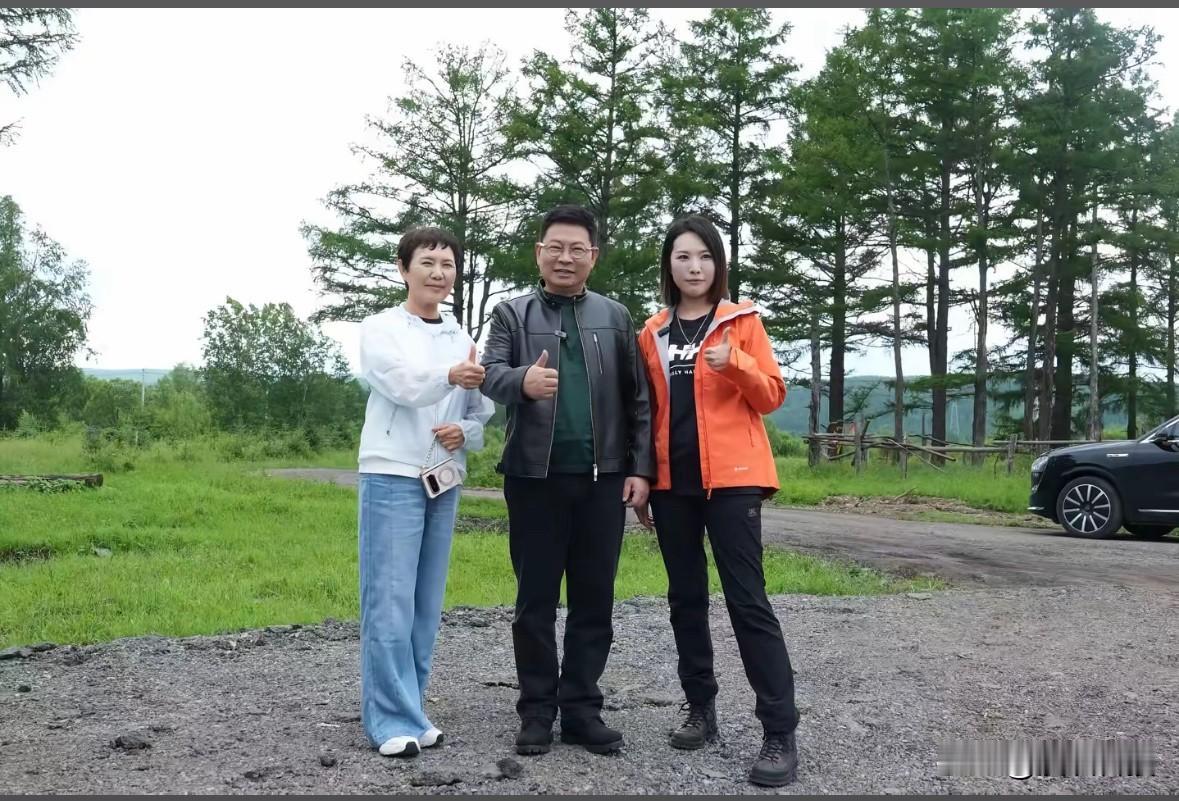网友呼伦贝尔游玩偶遇华为余承东，握手合影坐享界G9，这也太幸运了吧？

据悉，享