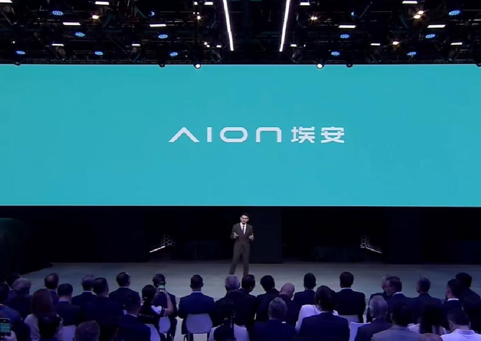 如果你最近去北京车展逛了一圈，会发现埃安展台的气质明显变了。旧的AION标识被全