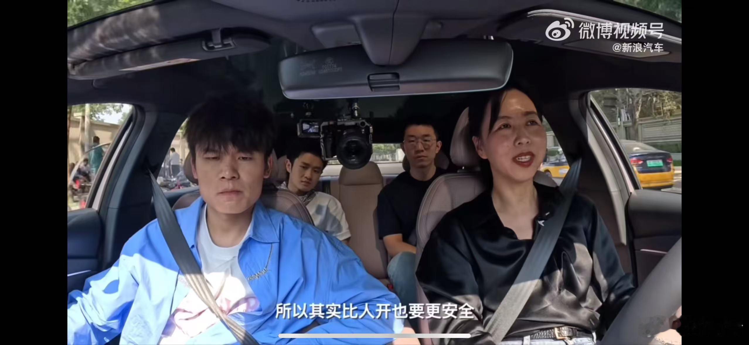 何广智王勉挑战小鹏MONA智驾，开始还不信，结果被轻松打脸！极窄车位对它来说都是