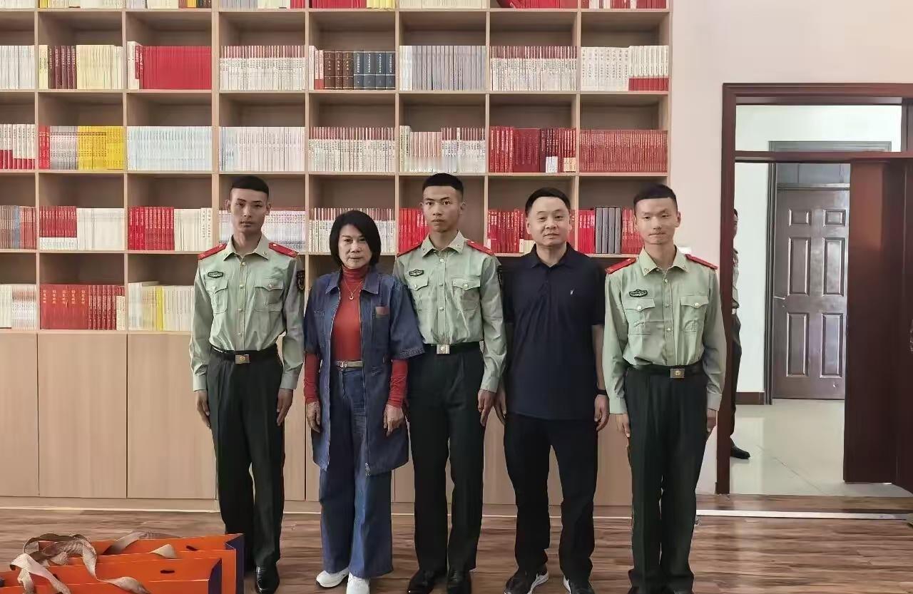 董明珠赴新疆部队看望格力子弟兵
​中秋、国庆“双节”将至。9月12日，格力电器董