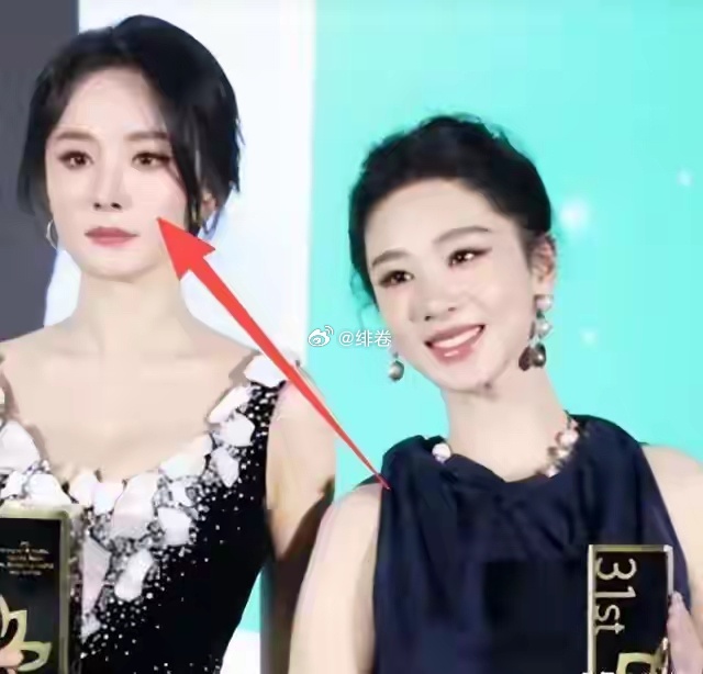 杨幂白玉兰现场0.5秒表情被骂输不起，为什么大众对85花转型总是如此苛刻？ 
