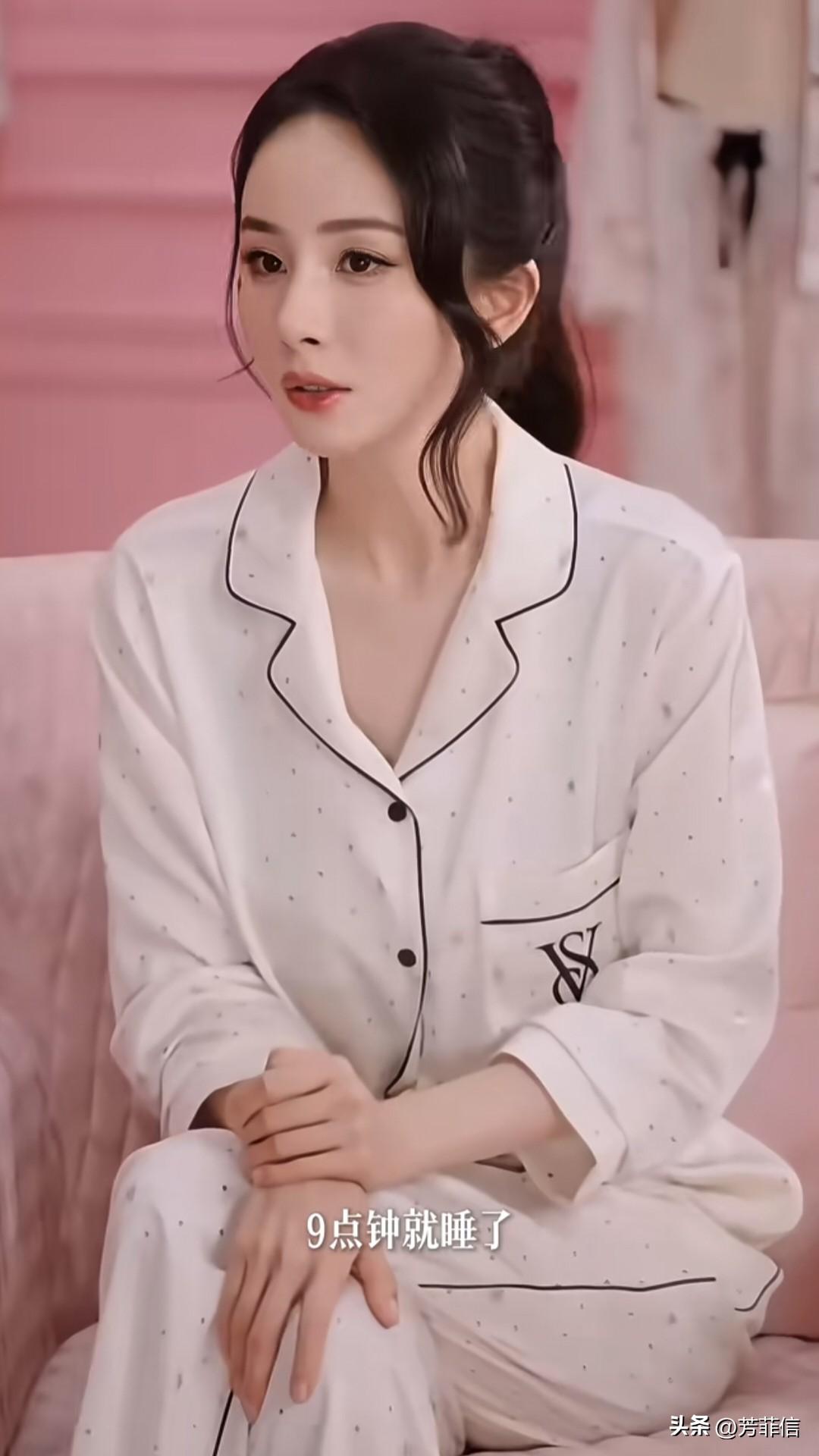 杨幂这算是拿到大结果了吗？早年多次强调幸福就是睡到自然醒，如今真的实现了。
看到