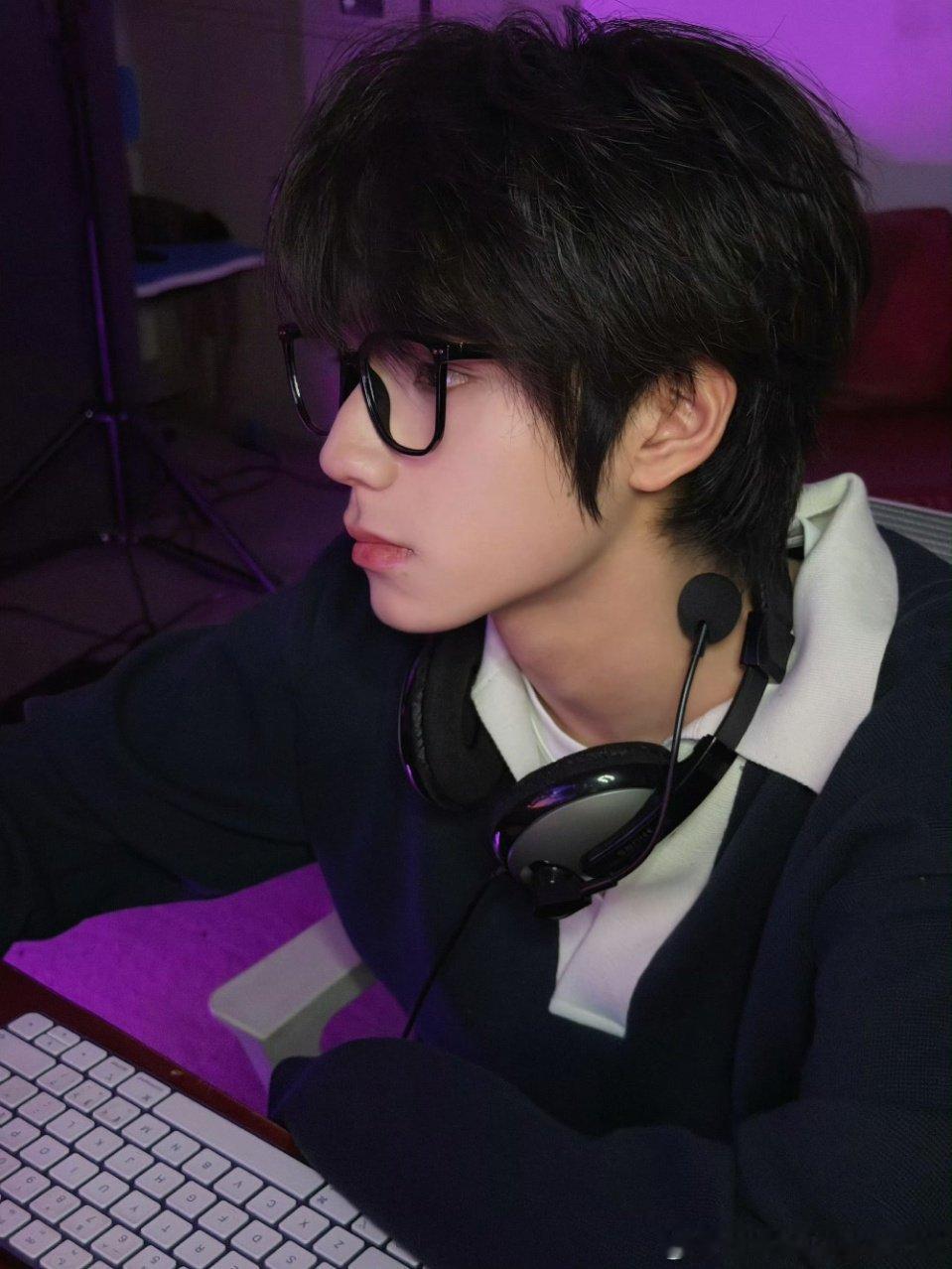 王橹杰如此开朗明媚王橹杰如此开朗明媚的一个人 啊啊啊啊好可爱 王橹杰