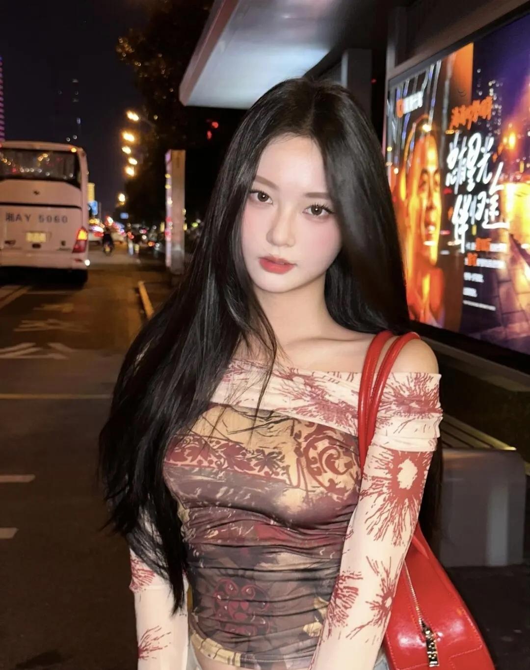 把都市夜色穿在身上，做自己的女主角