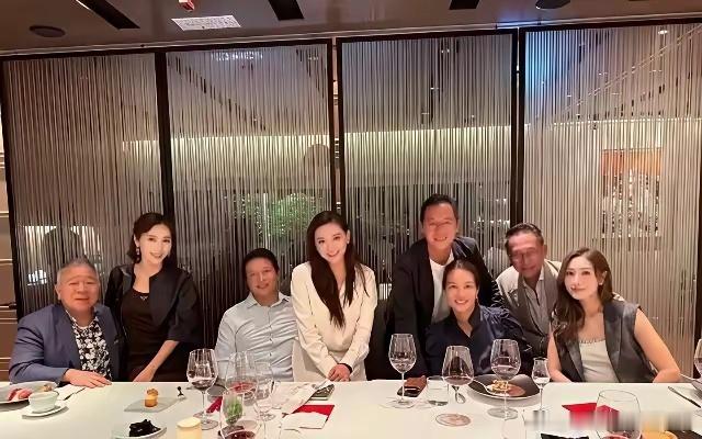 55岁李嘉欣和53岁黎姿看着就像少女，保养的太好了吧，老公自然衰老，感觉有代差[