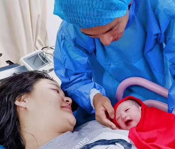 泪目！贵州，一男子陪着妻子分娩的时候，发现隔壁床有一对夫妻非常艰难，一家三口为了