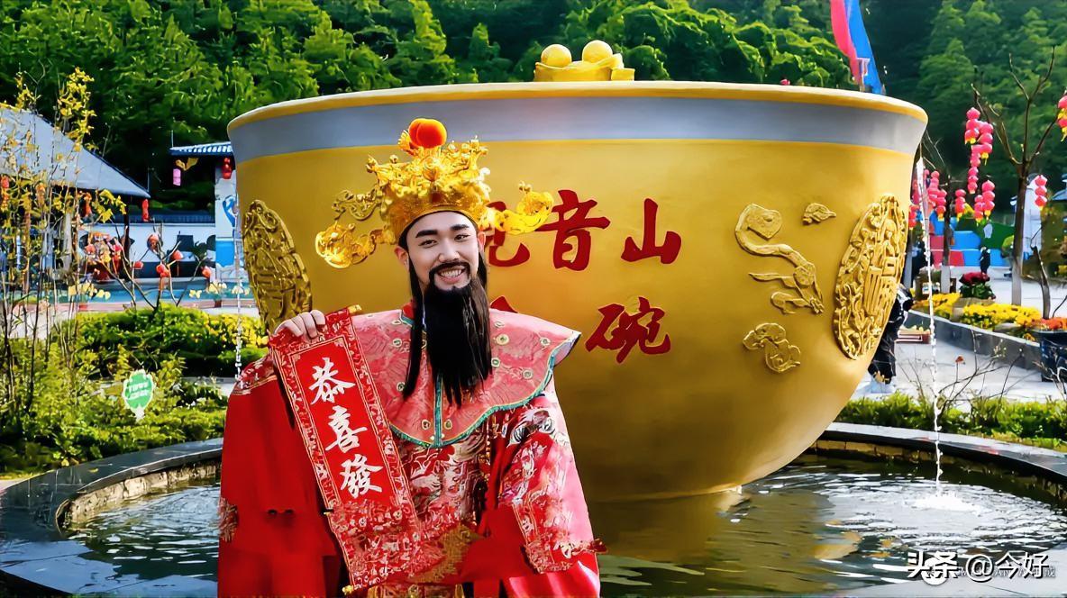 【观音山】是地址专名，不能拆解为【观音＋山＝观音山】。
而是通过【观音】在民俗语