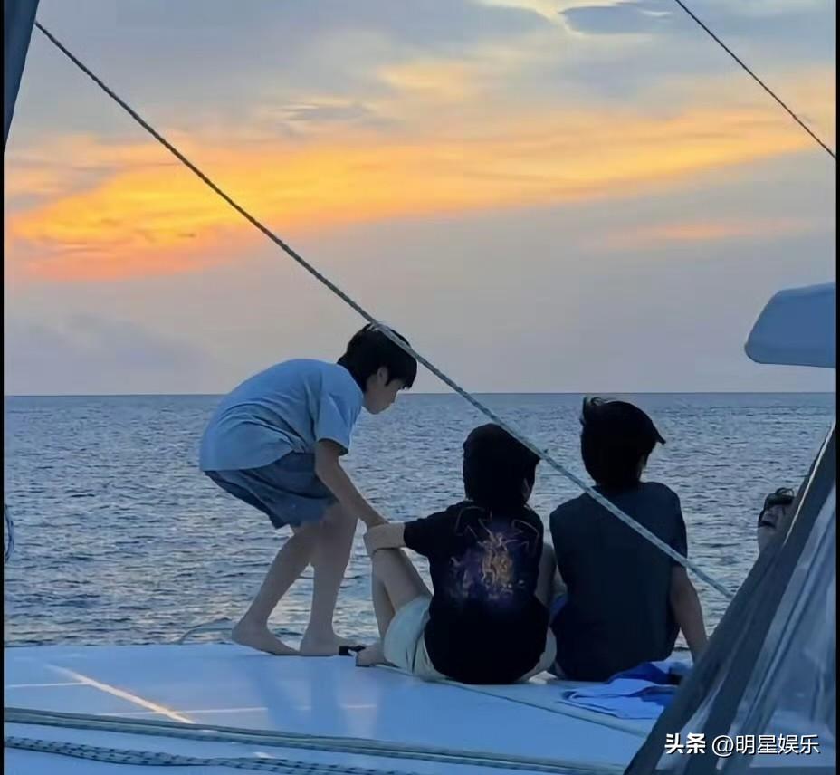 Angelababy在马尔代夫，带小海绵坐游艇出海，小海绵玩得超开心！
一起看日