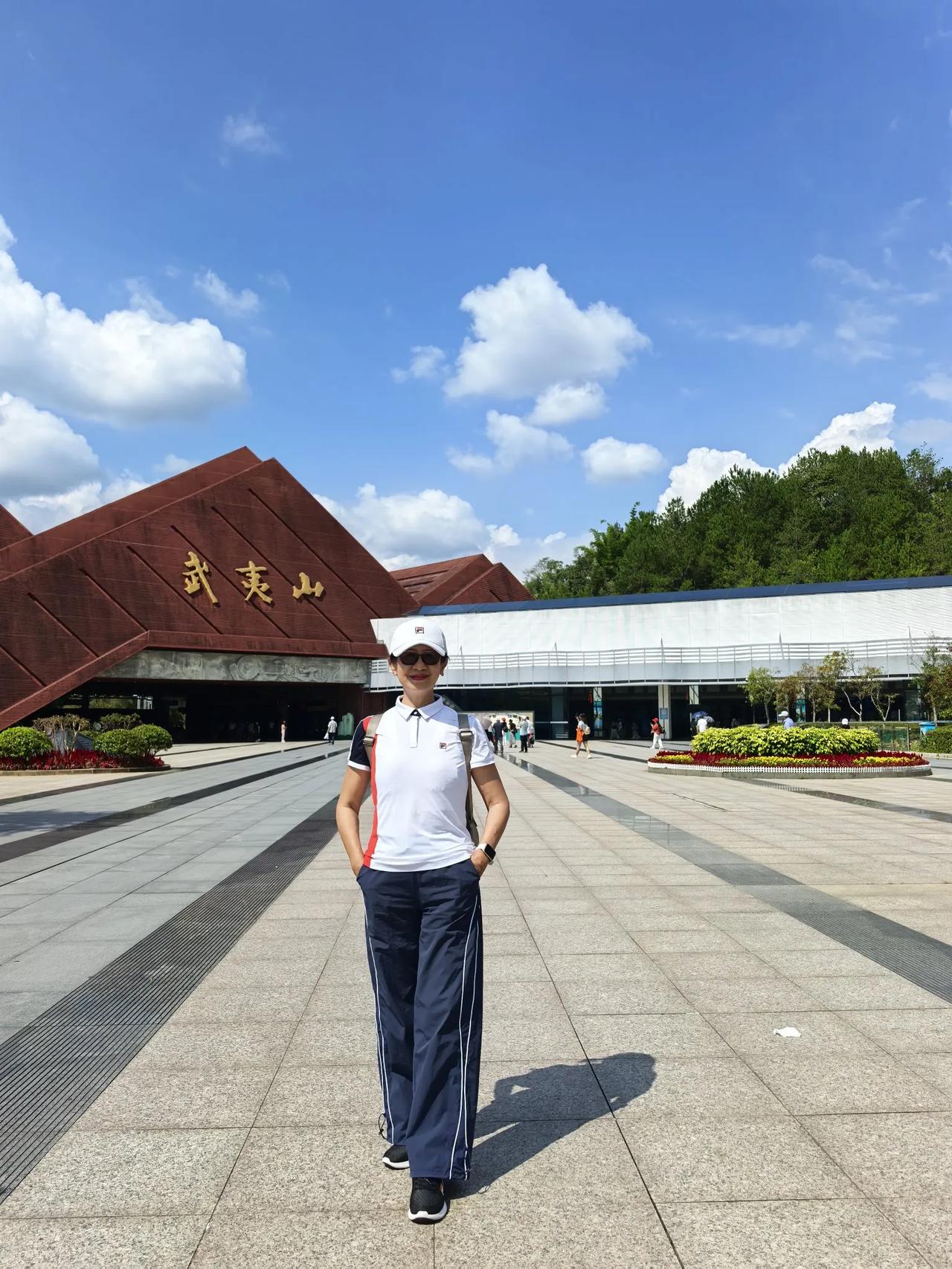 福建省的武夷山山脉是中国东南大陆的最高峰，素称“华东屋脊”，它地处中国福建省的西