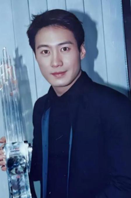 [微风]主持人问黎明："你外出吃饭，剩下的饭菜，你会打包吗？" 黎明说："我跟朋