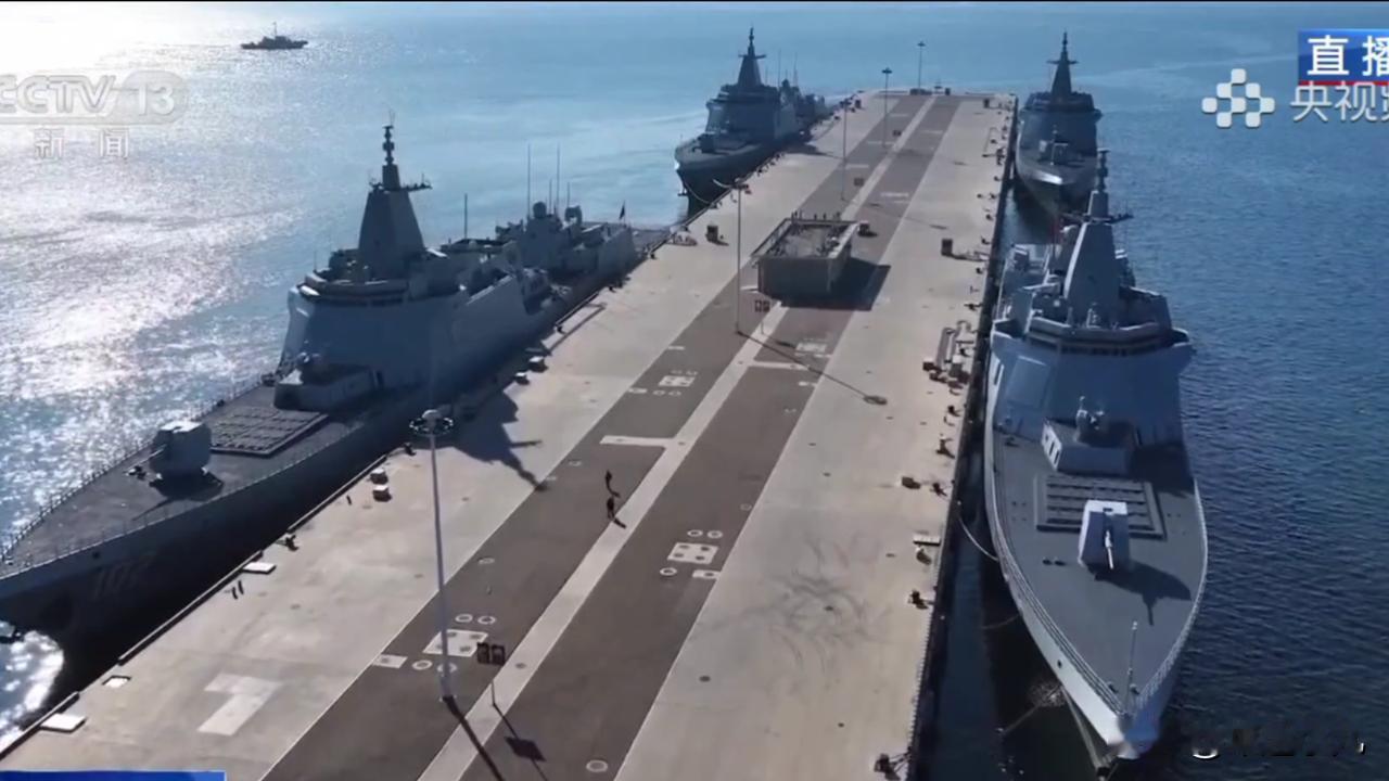 2026中国海军首秀！4艘055大驱同框，战斗力碾压对手，码头排面拉满了……
