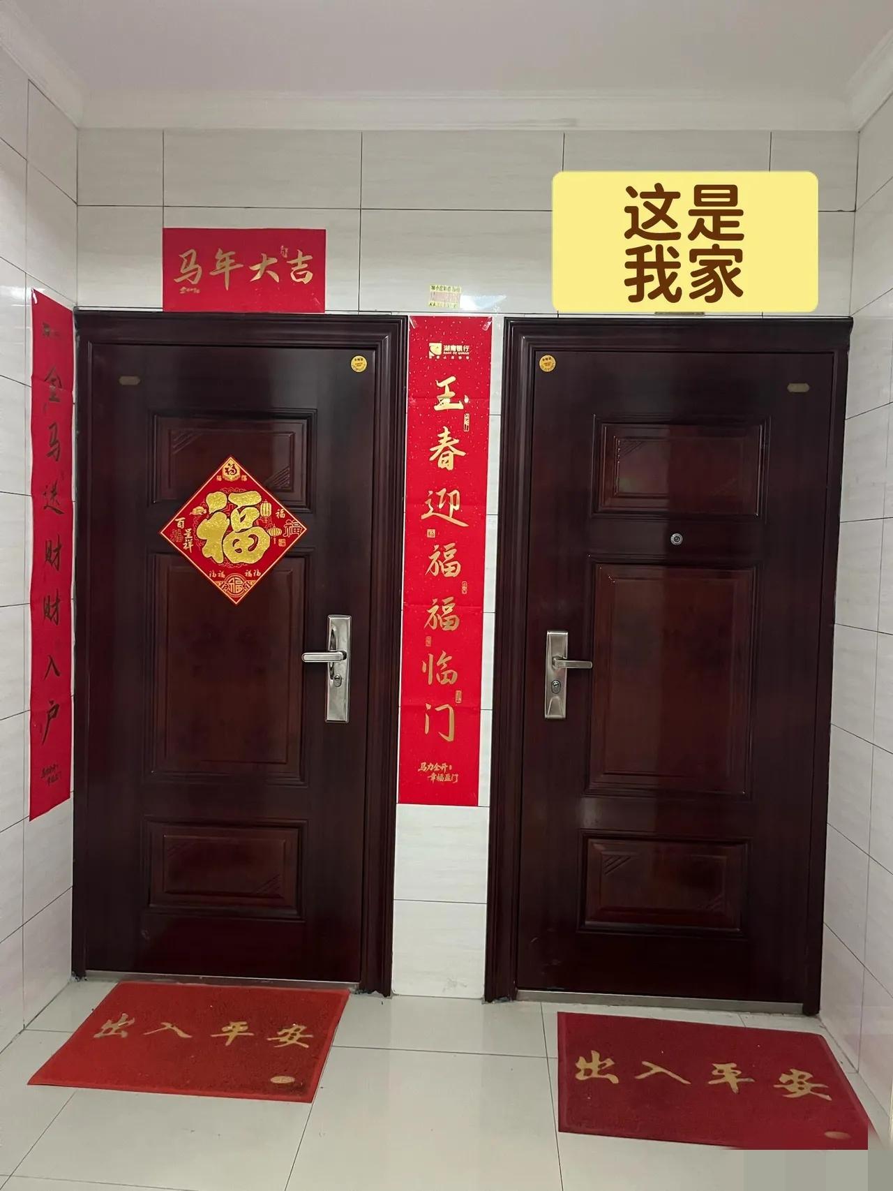 刚刚兴冲冲去贴春联，哪知道给我又是当头一棒，我的春联该贴到哪里呢，可不可以覆盖在