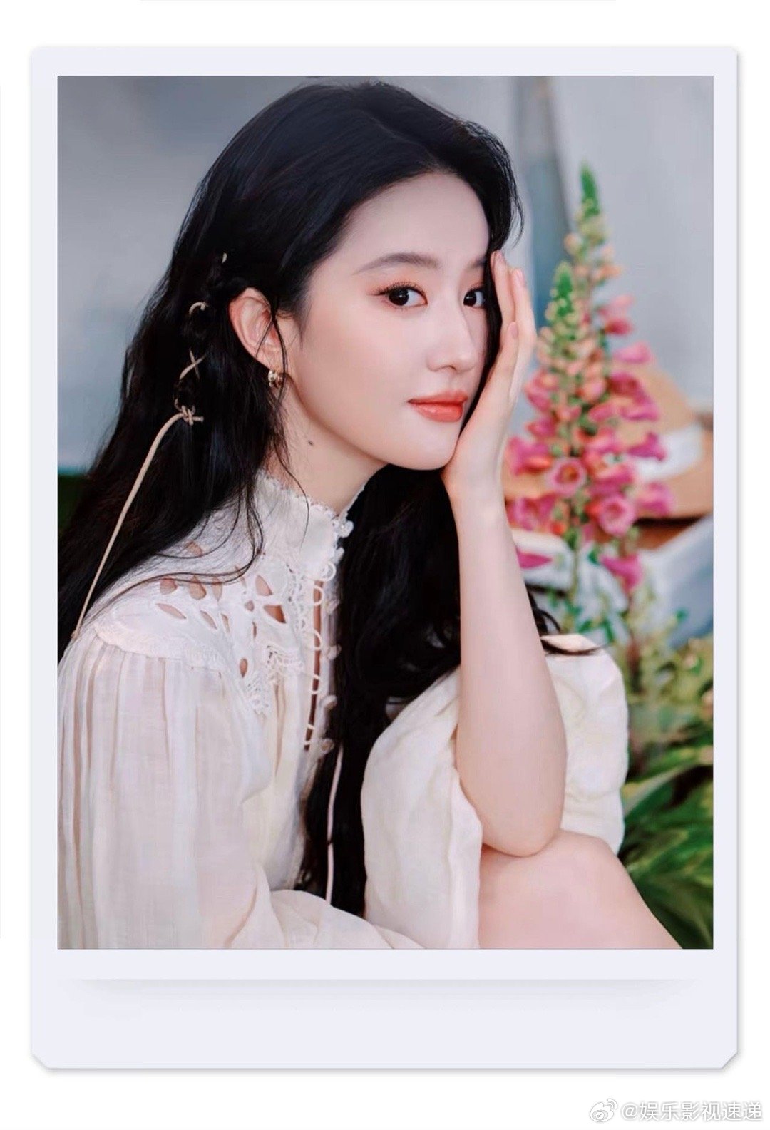 仙女下凡不叫事， 花神营业才是真本事，刘亦菲的心愿速成小屋花海都成她私人许愿池了