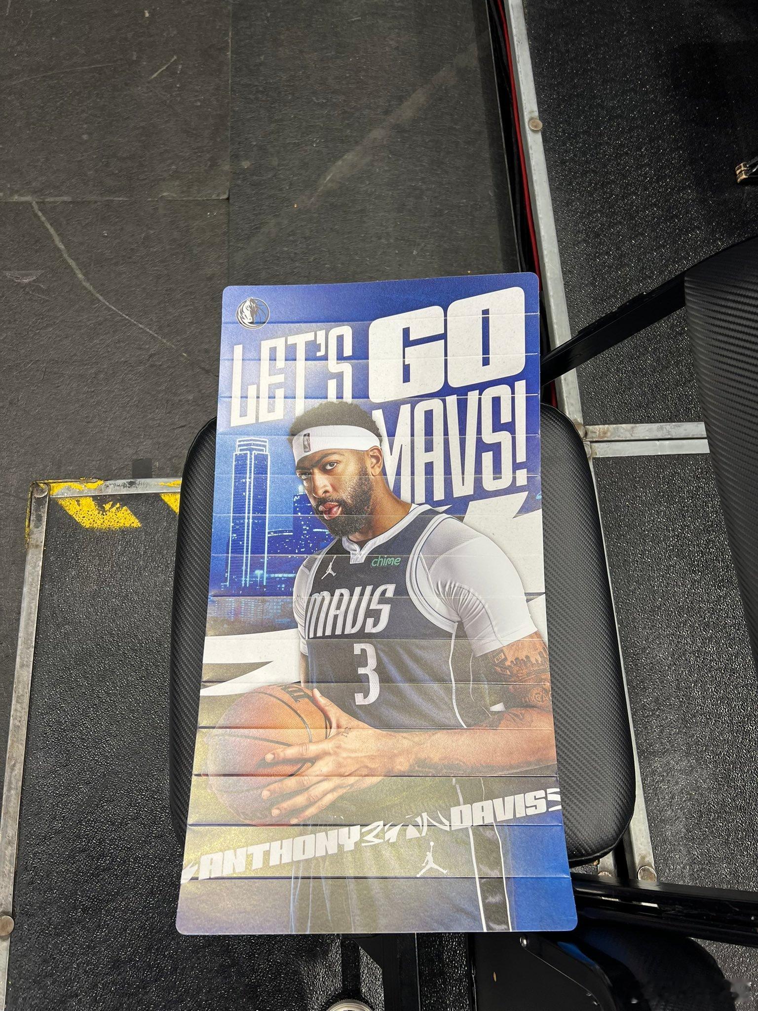 MFFL 今天美航中心送给球迷的“折扇”是戴维斯。名记称浓眉会在截止日前被交易7