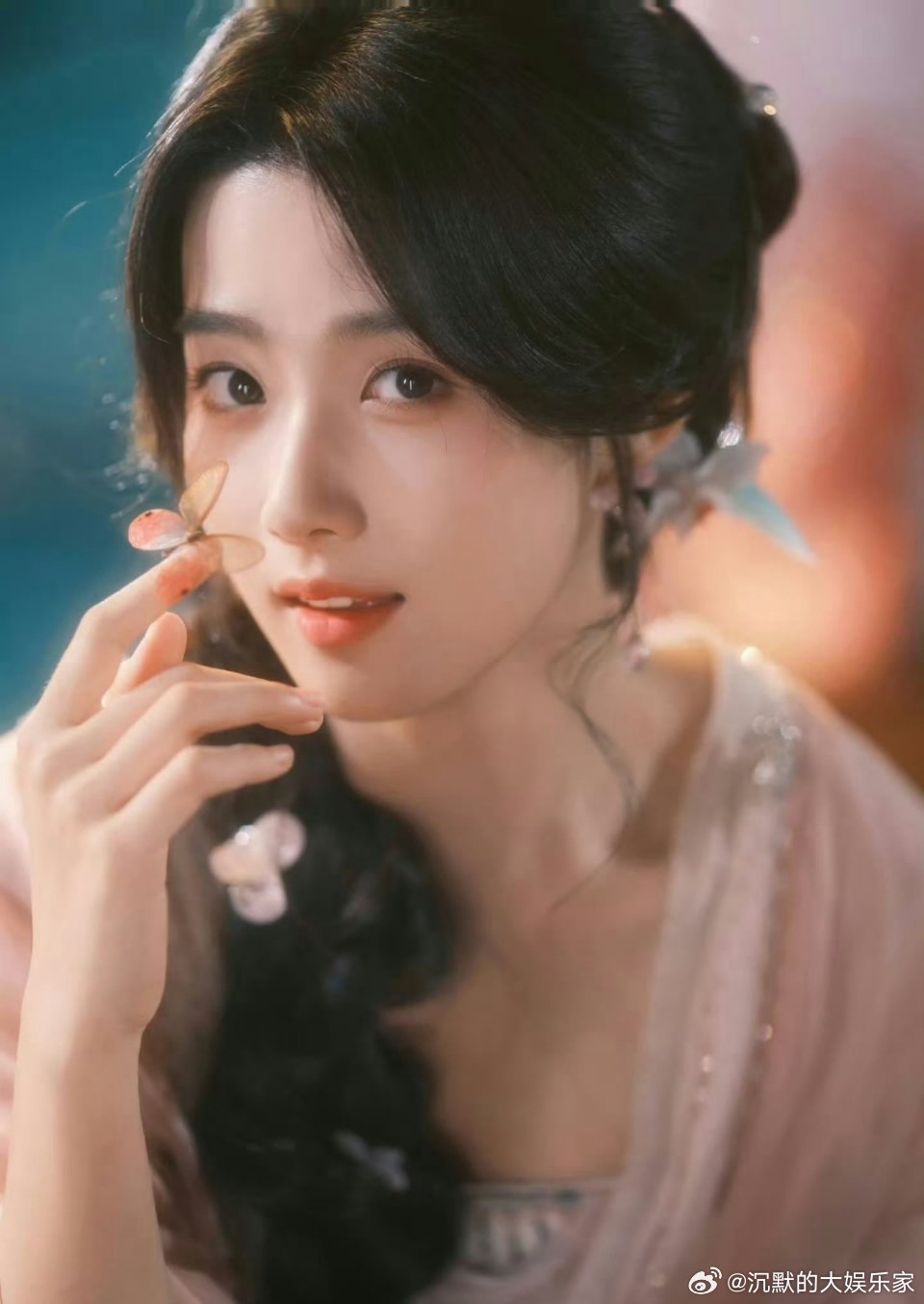 电视剧《刺棠》又传出女主定了卢昱晓，之前有传李兰迪、张婧仪、王玉雯。张凌赫和卢昱
