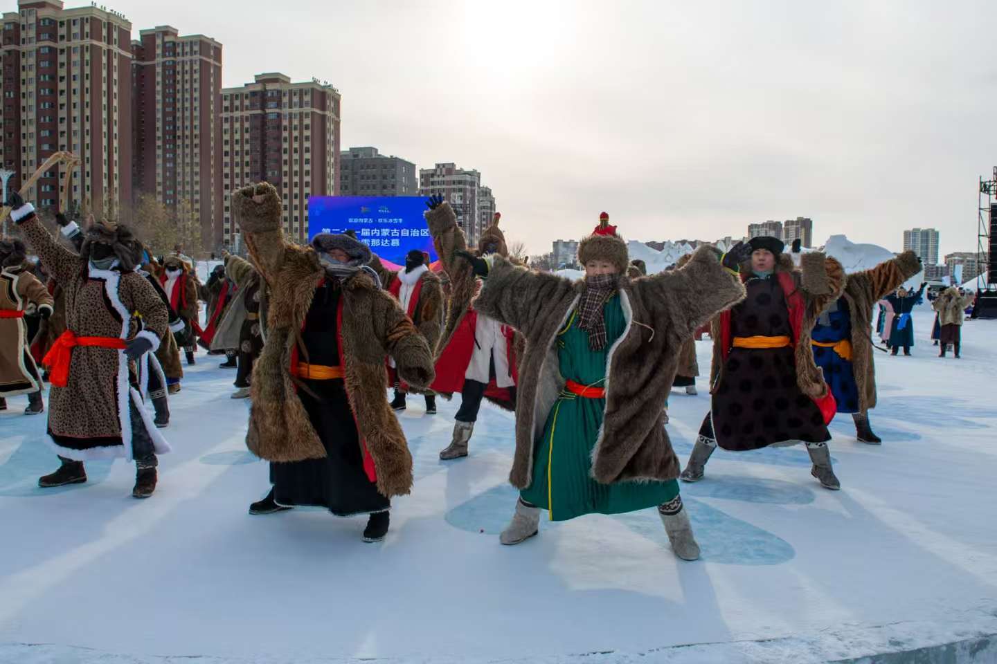 辽阔的内蒙古草原，此刻正被千里冰封的银白世界所覆盖。每当想起“北国风光，千里冰封