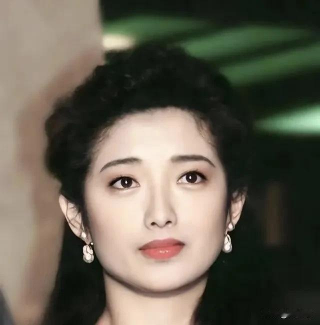 山口百惠婚后做全职太太也不是为自己而活，因为她婚后照顾家庭，照顾公婆。

作为曾