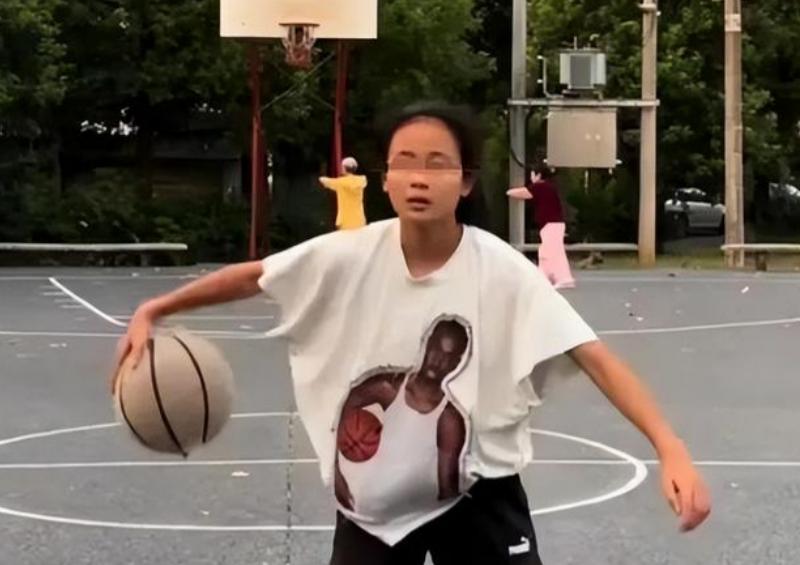 杨振宁去世快一年了，他的那句 "把中学生送去美国教育，是一件非常危险的事" 的含