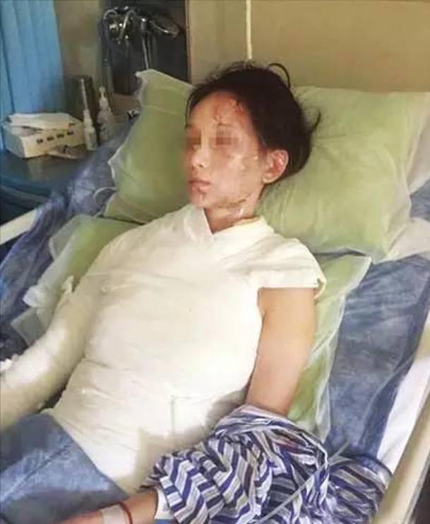 这就是嘴欠的代价！浙江，一女子吃火锅时叫服务员加汤，因为顾客众多服务员5分钟才来