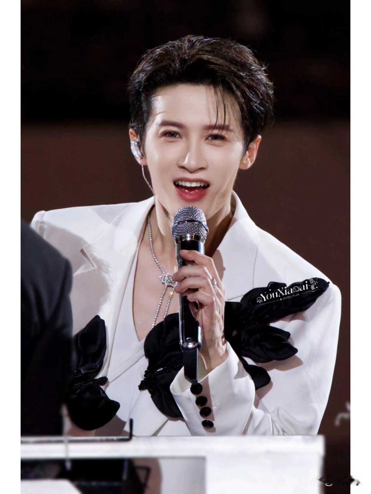 檀健次没背景没靠山，硬是靠粉丝捧成资源王！
檀健次最近真是开挂了！新剧《何不同舟