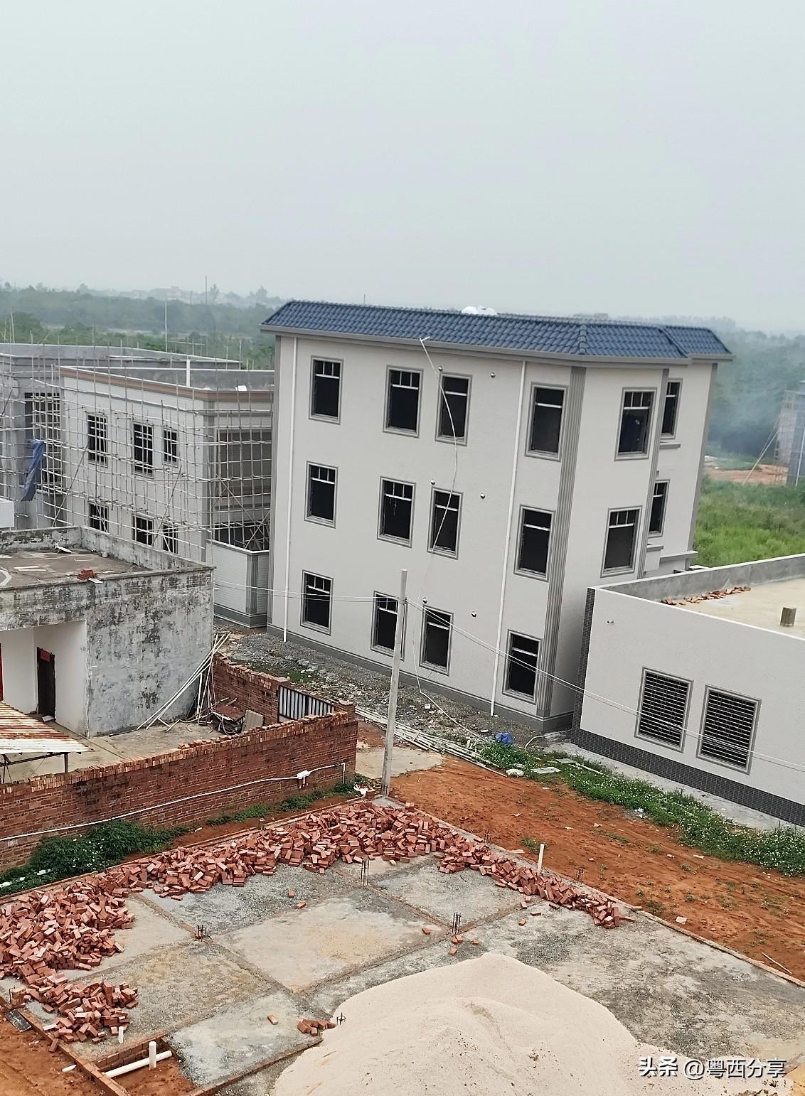 在农村没有一所住处还真不行。就比如这个清明节。你回不回去祭祖？回去你在哪里过夜？