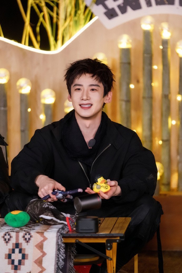 白敬亭才是真正的难哄白敬亭玩打手游戏输到没脾气，黄景瑜、胡先煦、冰哥挨个“虐”他