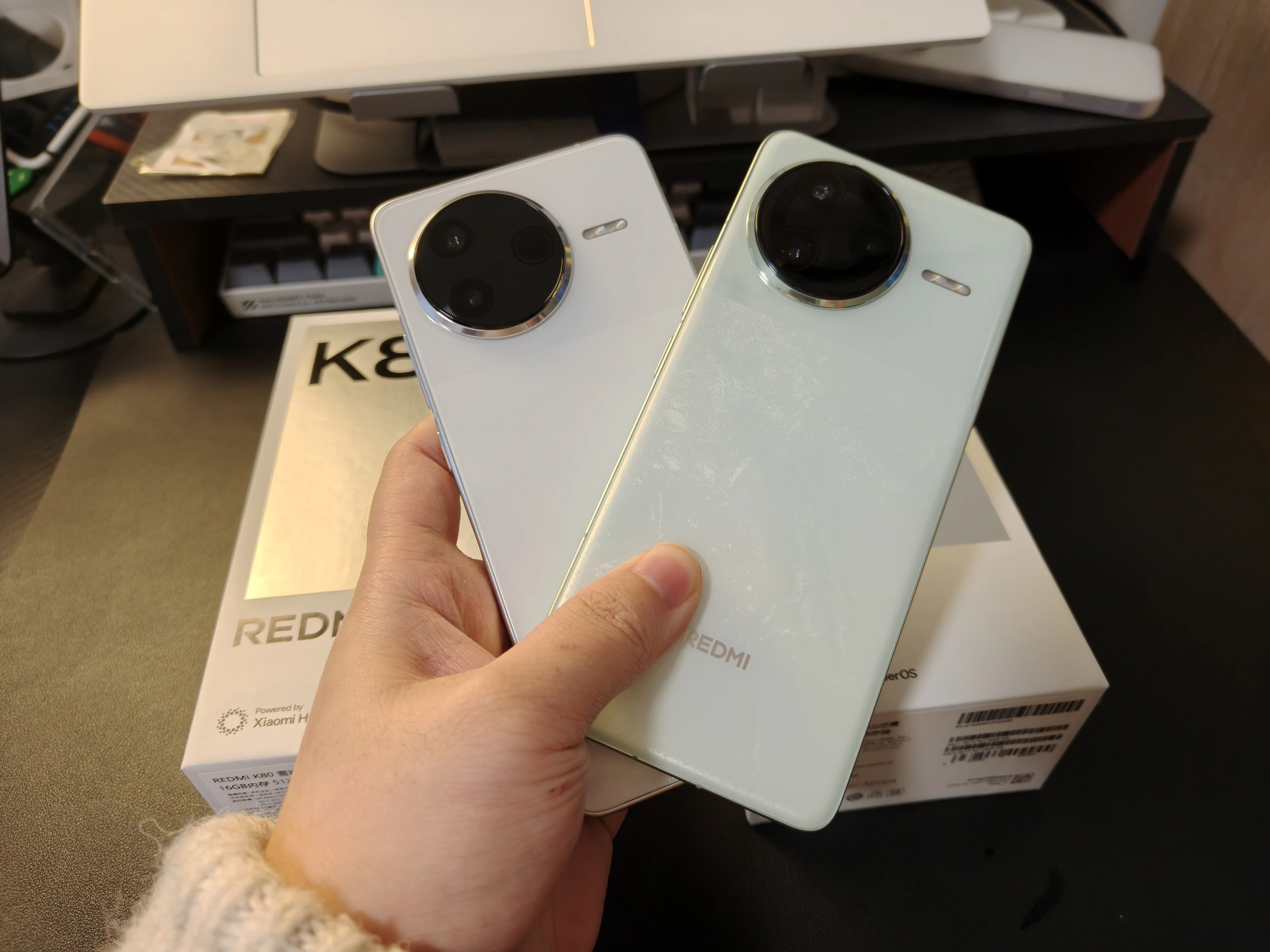 网友对红米 k80的真实体验感受：手感上k80＞k80 Pro。 