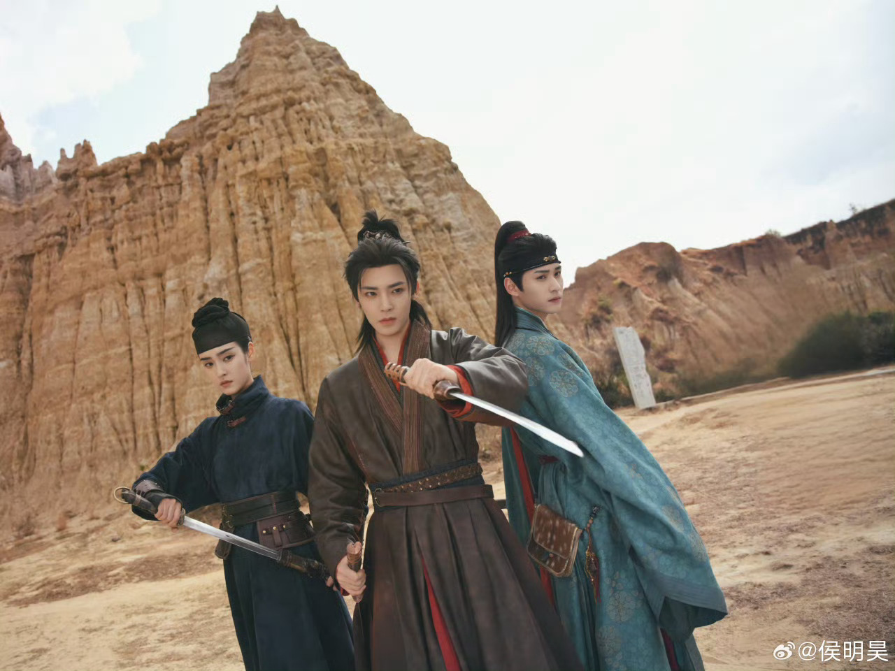 碧血蝉杀青山巅风烈，却不及他灼人的生命力来得滚烫。他偏要把每一刻都过成即兴的燃烧