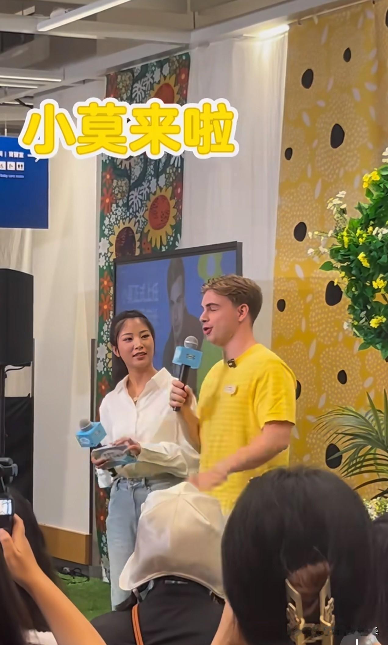 小莫从美国参加完大满贯，马不停蹄地去上海参加活动。
一开始还在想，为啥这外协的把