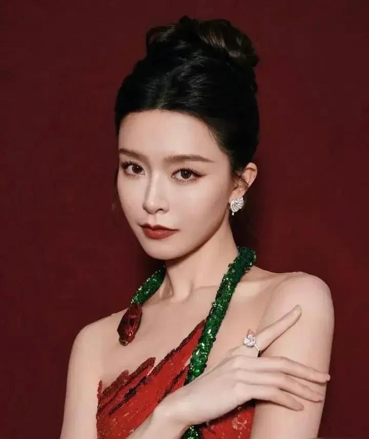 怪不得女明星穿礼服不怕掉下来〜看了文咏㻚的衣服瞬间懂了！