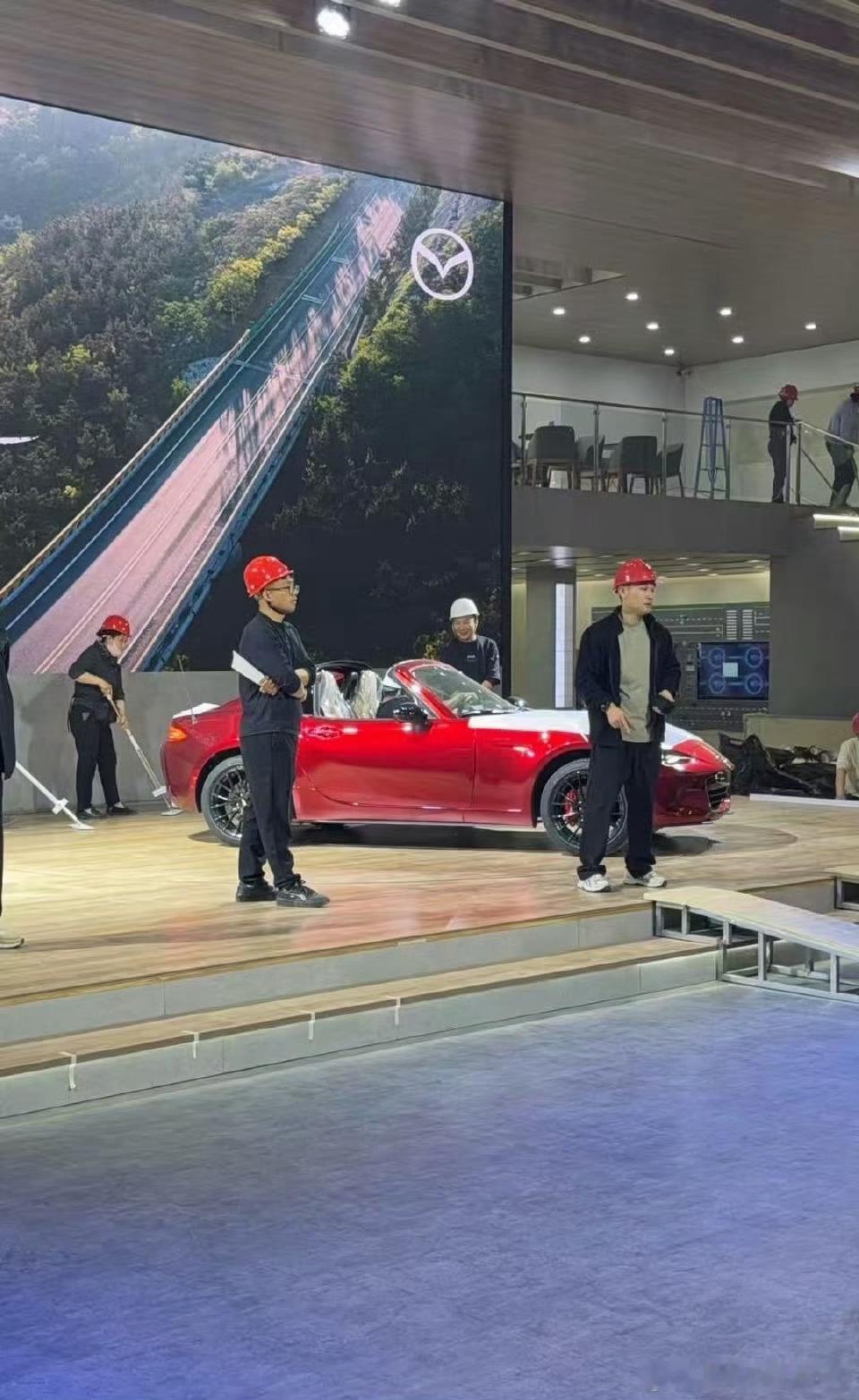 喜欢MX-5的朋友可以嗨起来了，红色MX-5出现在了长马的展台，很大可能意味着好