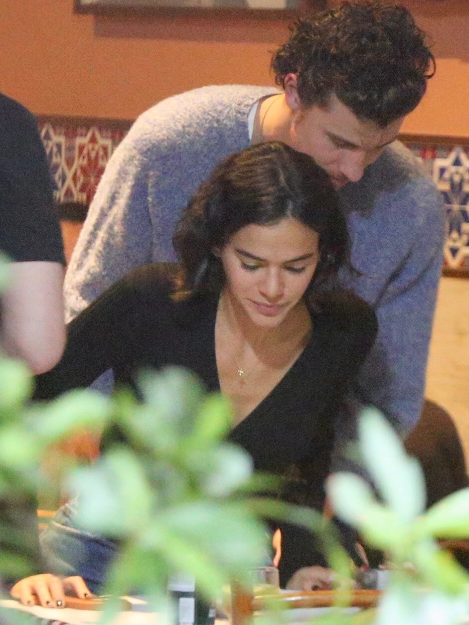 萌德Shawn Mendes 与女友 Bruna Marquezine 被拍到在
