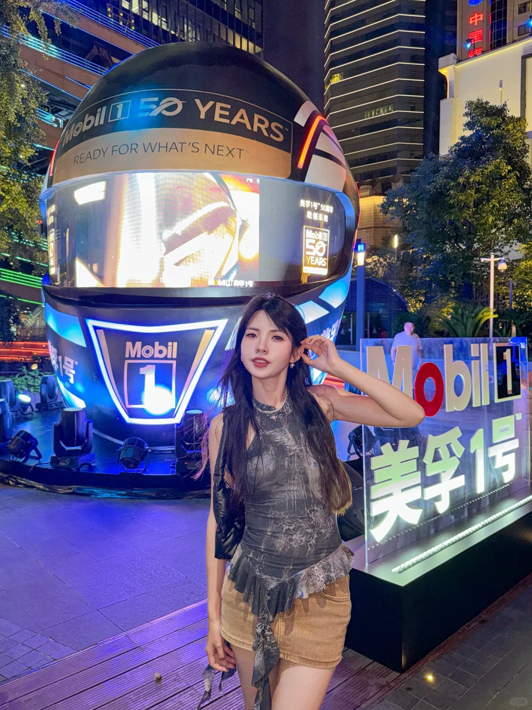 上海的商战已next level……惊现巨型头盔！！！