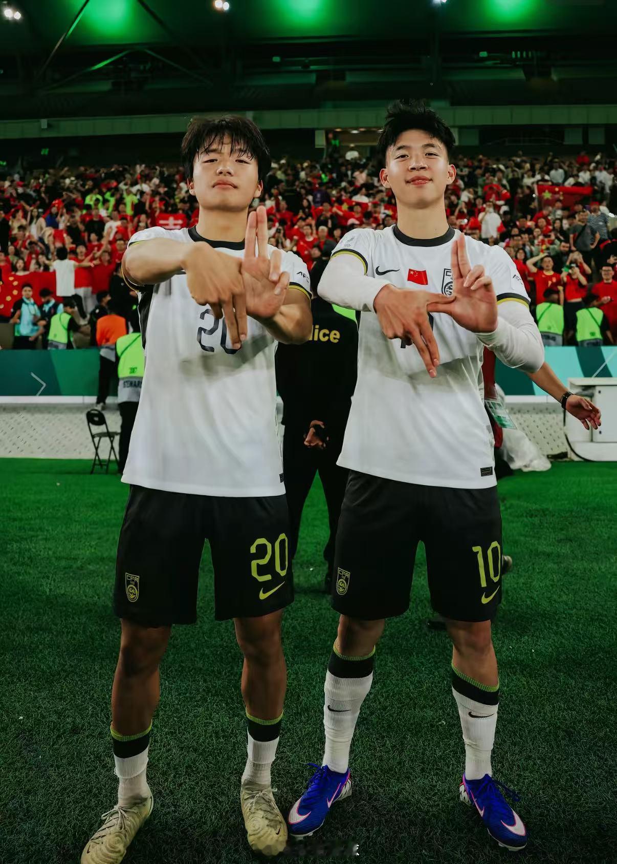 U23国足与球迷激情庆祝创历史挺进决赛后，球员抛起主帅、跳魔性舞步，球迷挥国旗齐