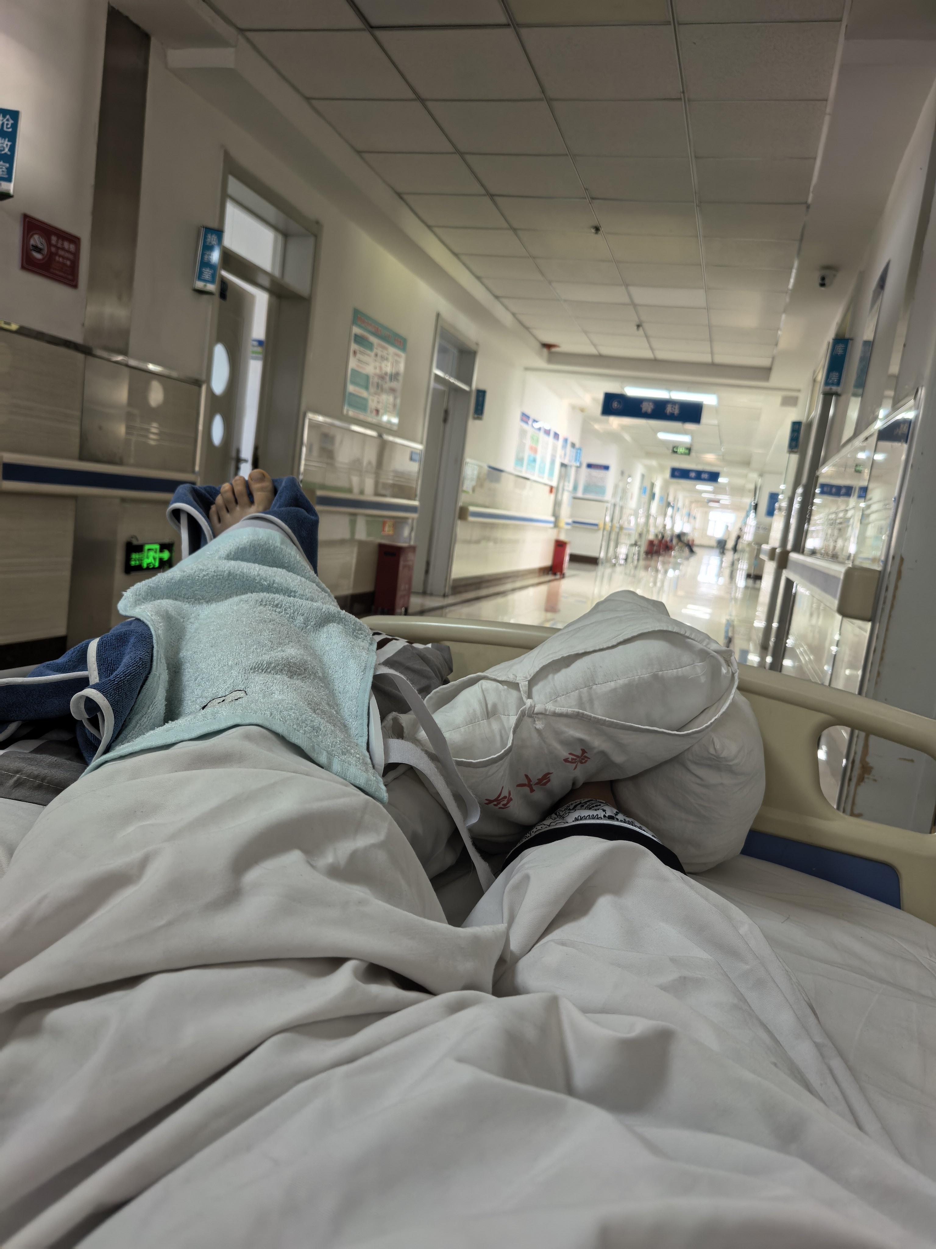 伺候急眼了，直接扔走廊了🧐咋能哄好啊。