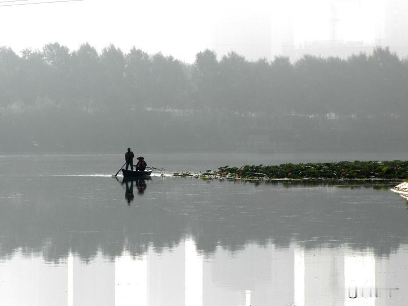 上联：渔舟唱晚残霞落，
下联：雁阵惊寒障雾生。