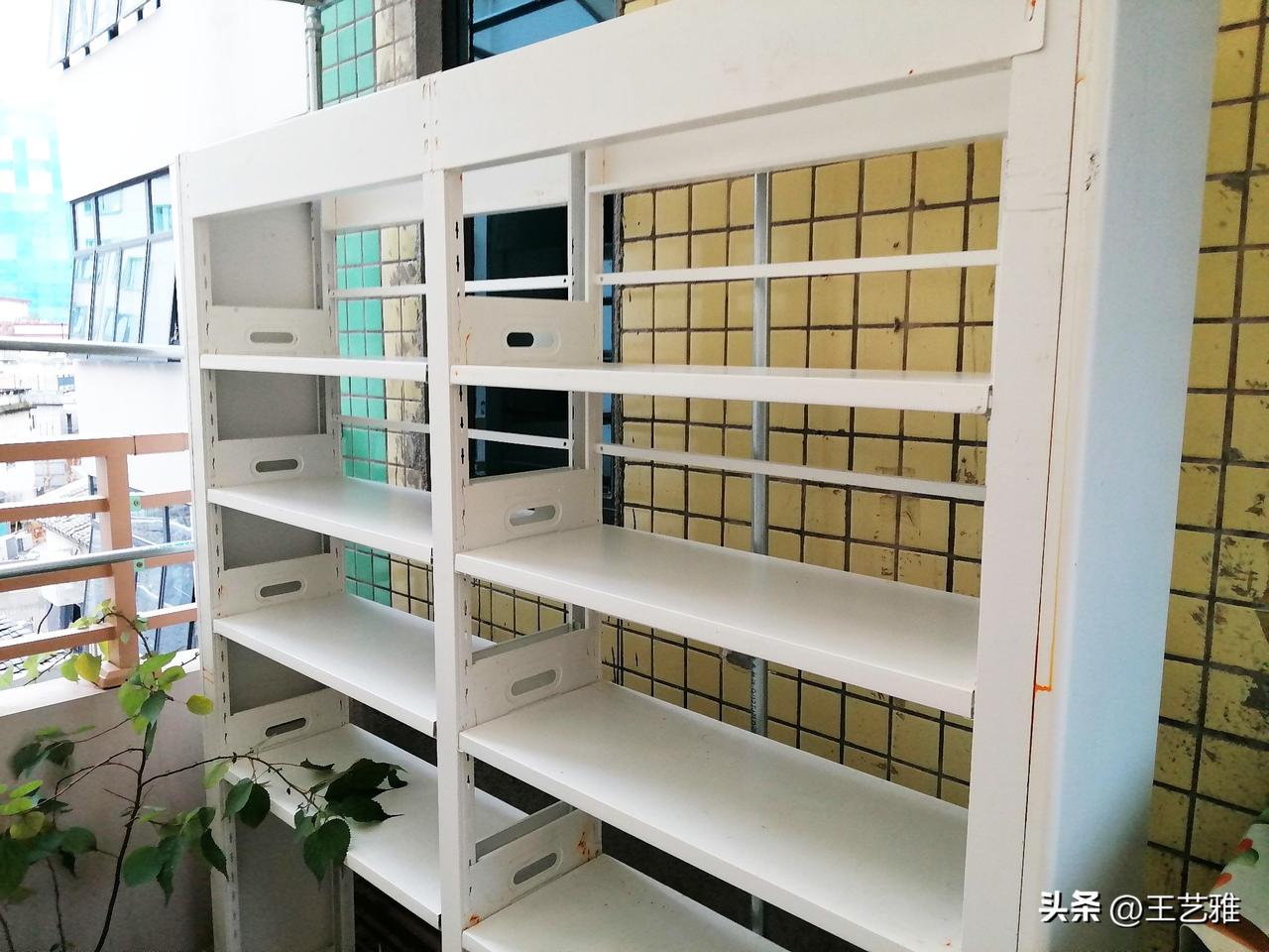 下午，我一鼓作气，又在阳台上把之前搬家散架的白色柜子组装了起来。

我也是emo