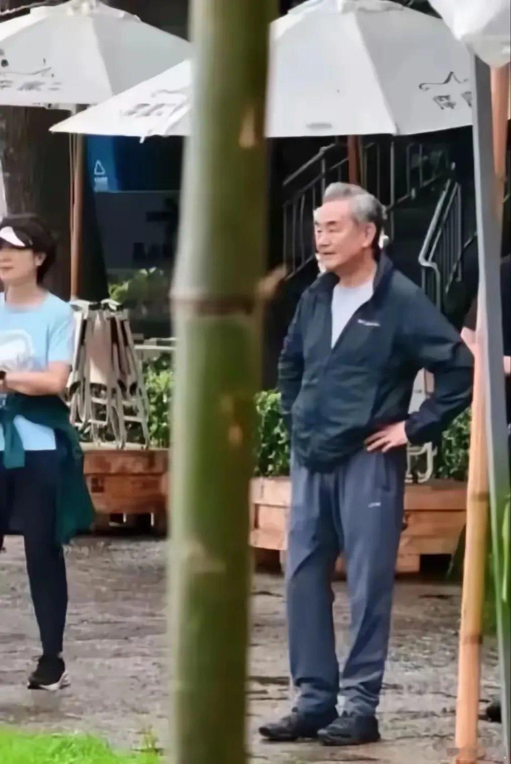 这张照片中的主角如果是美西政冶人物，可以想像公知该出多少赞誉的文案！ ​​​