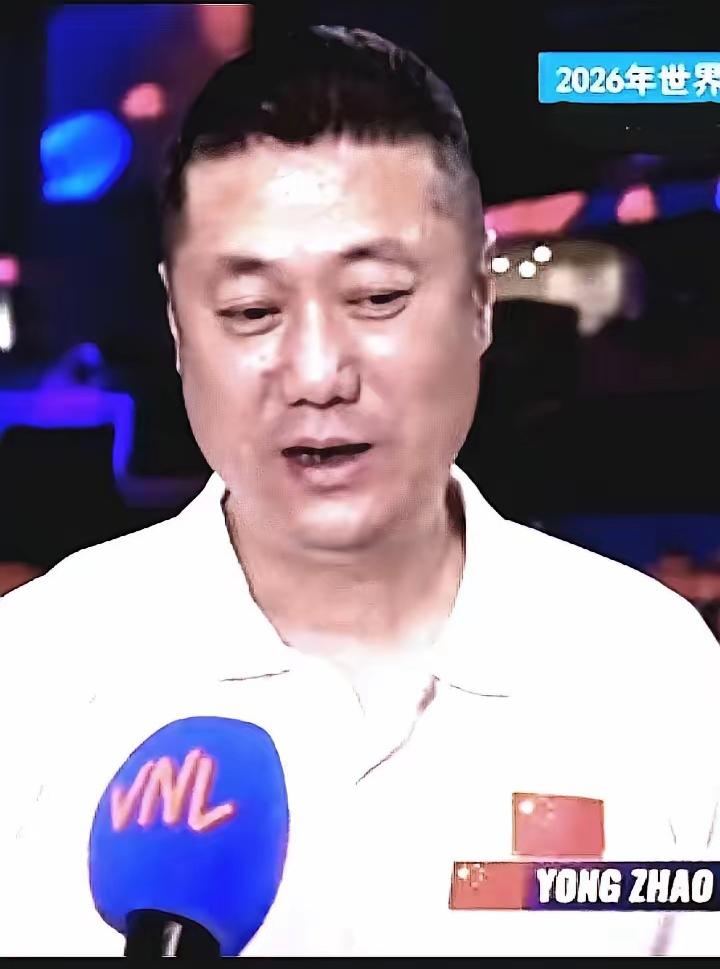 在今晚进行的世女排总决赛1/2决赛中，中国队以0:3被土耳其队横扫，无缘决赛。赛