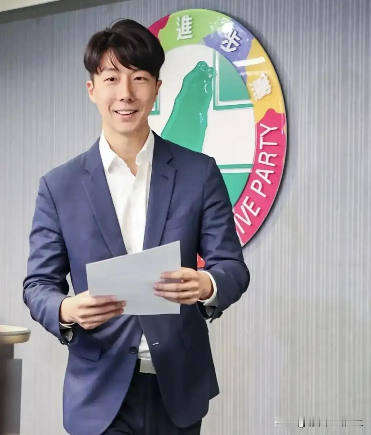 逆子吴峥！

频繁上赵少康的节目的民进党发言人，居然自曝来自“深蓝”家族！

爷