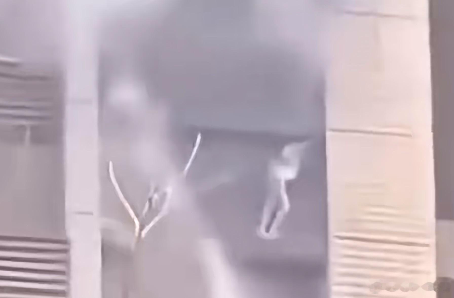 连云港消防回应火灾母女坠楼试问这种火灾 她们把握着的地方得有多少度？如果不降温 