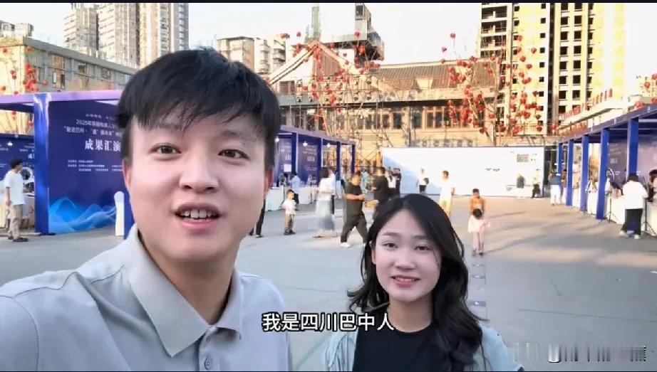昨晚，小松在巴中开启助农直播，为家乡土特产带货，原本是正能量行为，一些不知情的网