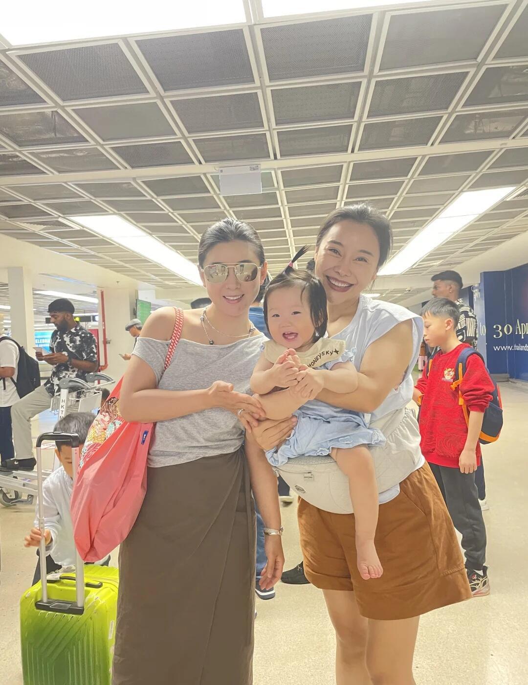 路人镜头下的王雷、李小萌夫妇的颜值好高，特别是40岁的李小萌，长相算不上精致，但