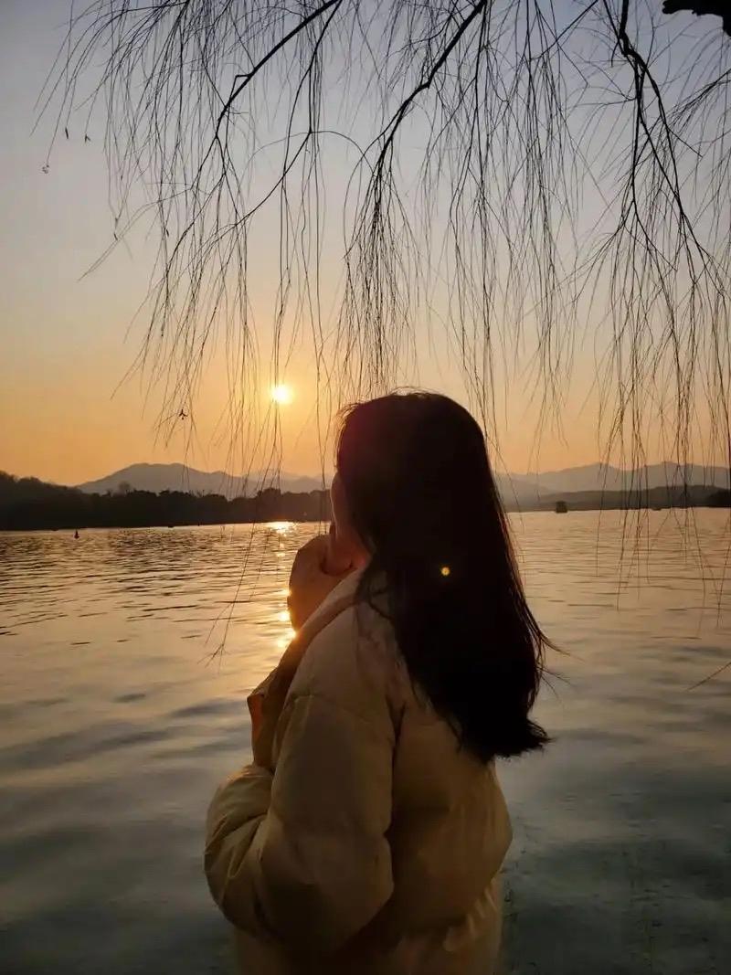 小房郁闷了，
说自己老了。

我疑惑，怎么会，才30岁，怎么就老了呢？

小房默